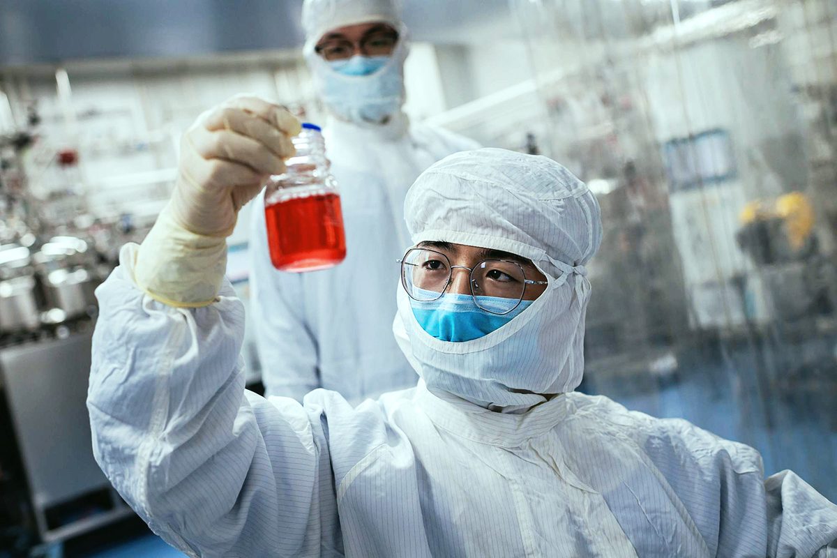بكين منحتها امتيازاً لم تمنحه لها موسكو.. لماذا اختارت مصر لقاح كورونا الصيني وليس الروسي؟