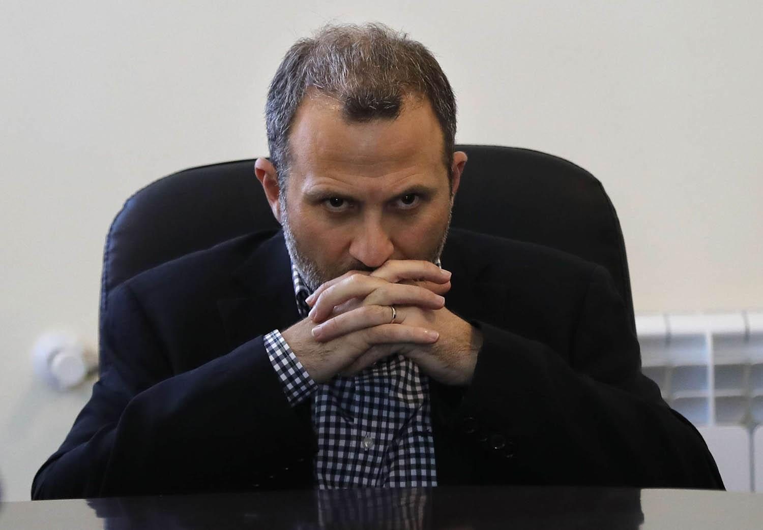 حرمان أحزاب من وزاراتها واختيار حاكم المصرف وانتخابات مبكرة.. هكذا يفرض ماكرون خطته على الحكومة اللبنانية