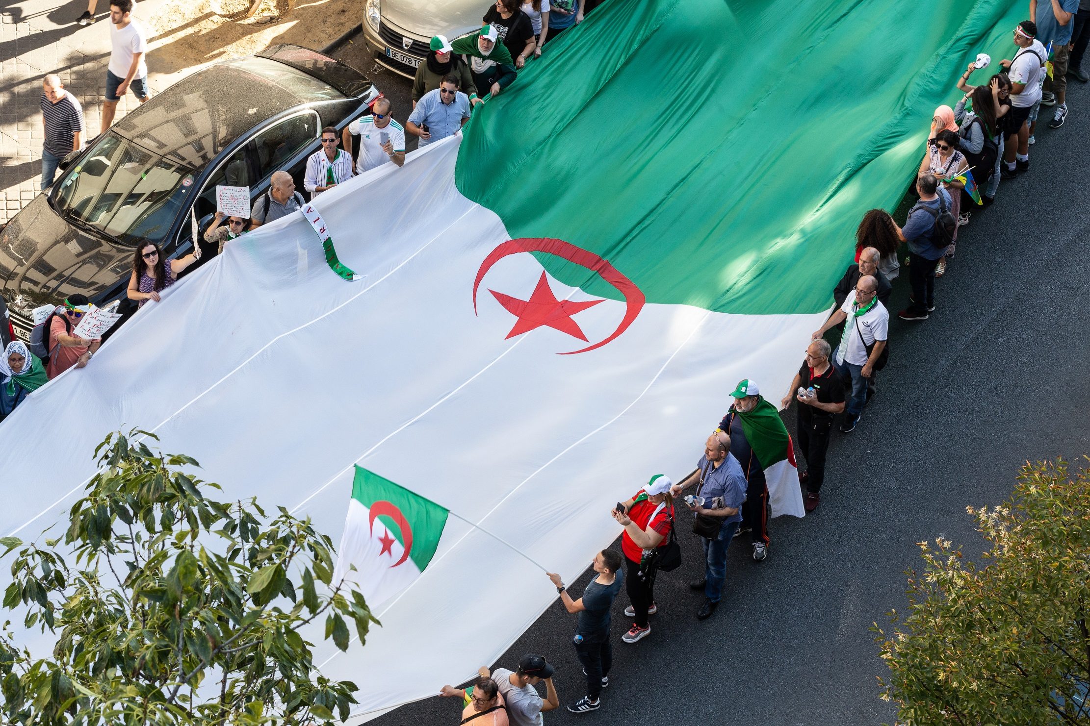 بعدما عانى من الاعتقالات وكورونا، هل يعود الحراك الجزائري أم قُضي أمره بالاستفتاء المرتقب؟