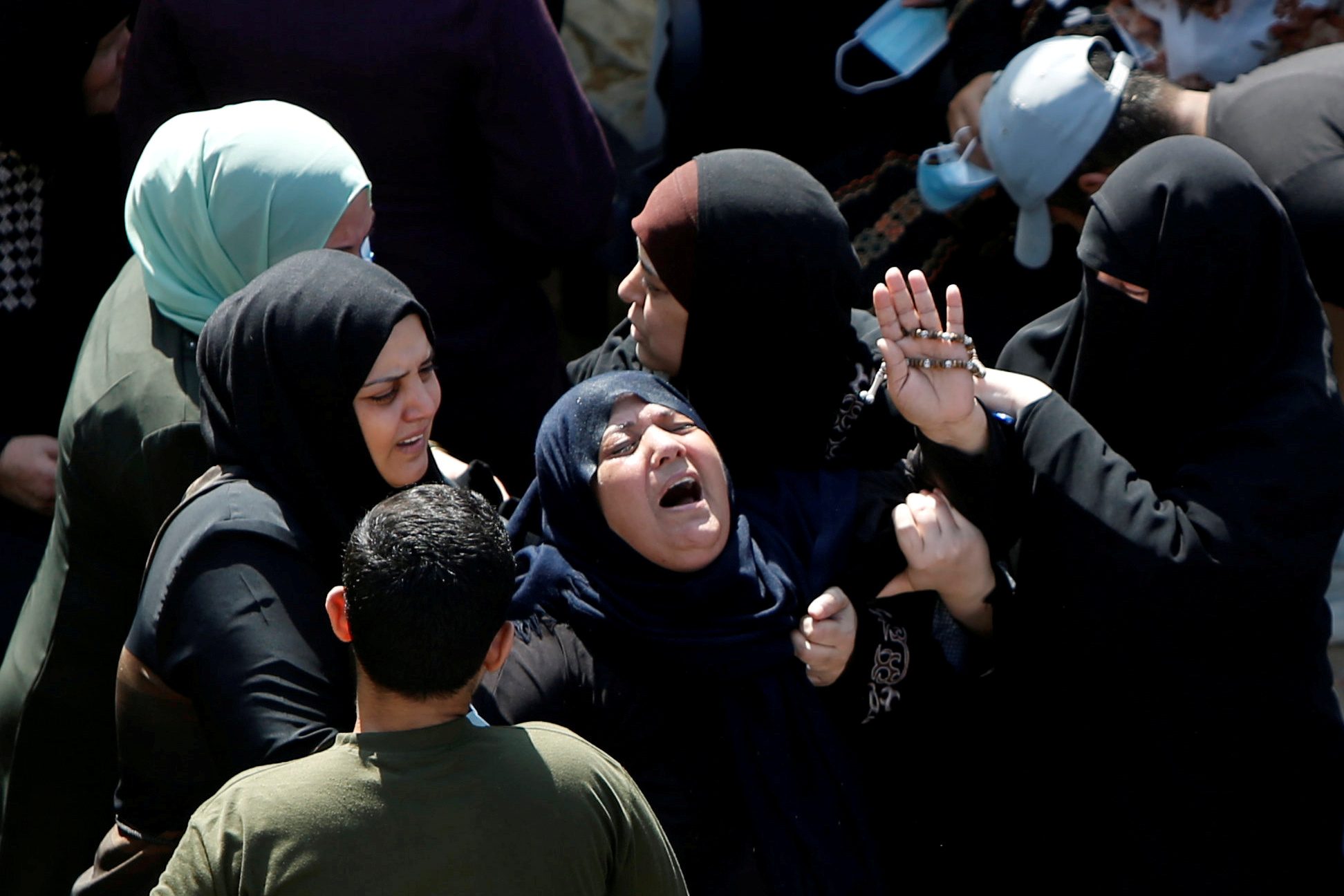 هتافات ضد السيسي في غزة.. فلسطينيون يهاجمونه أثناء تشييع جنازة صيادَيْن قتلهما جيش مصر “فيديو”