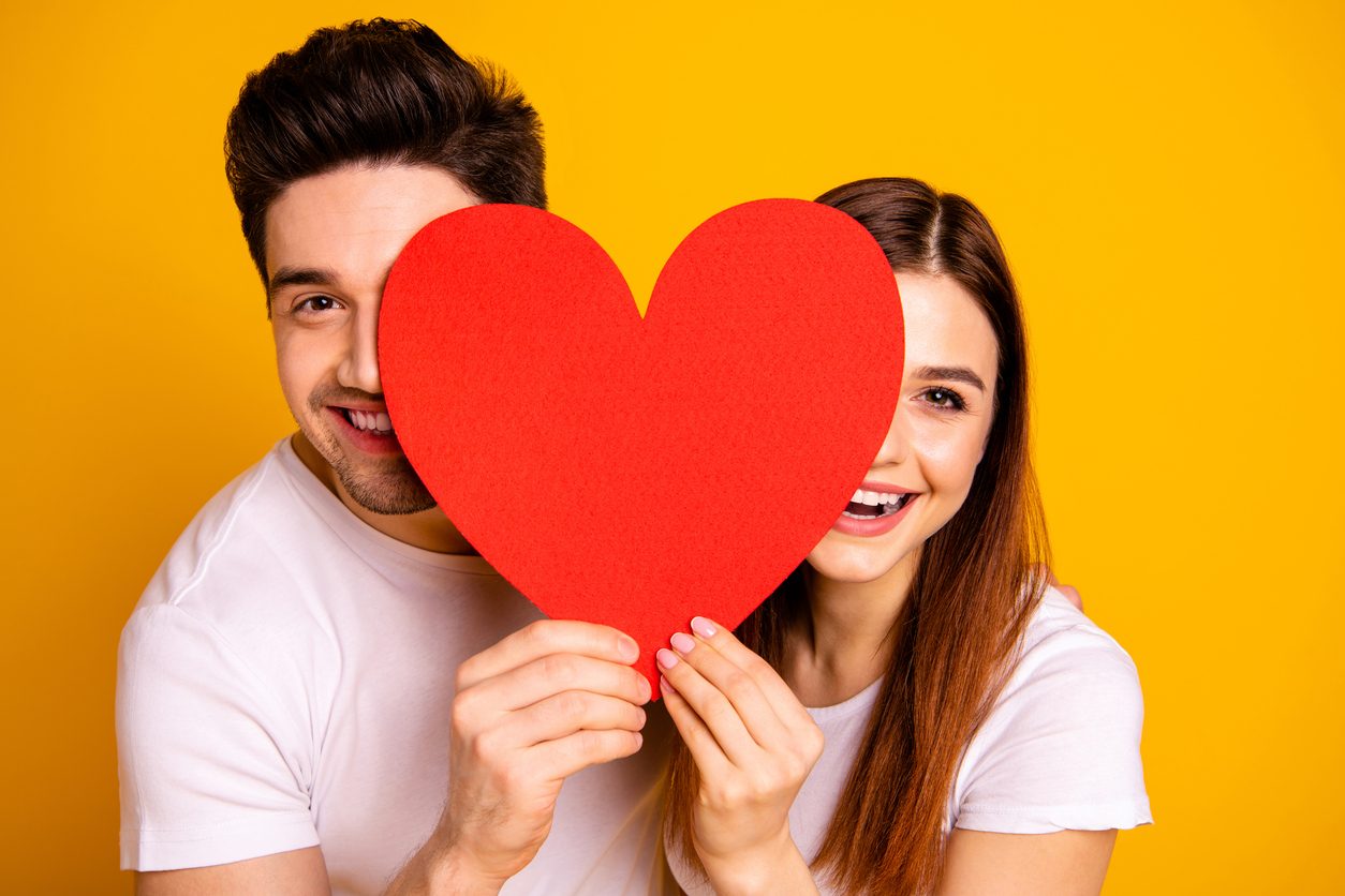 أكثر من مجرد صديق.. 7 علامات تدل على أن زميلك مُغرم بك