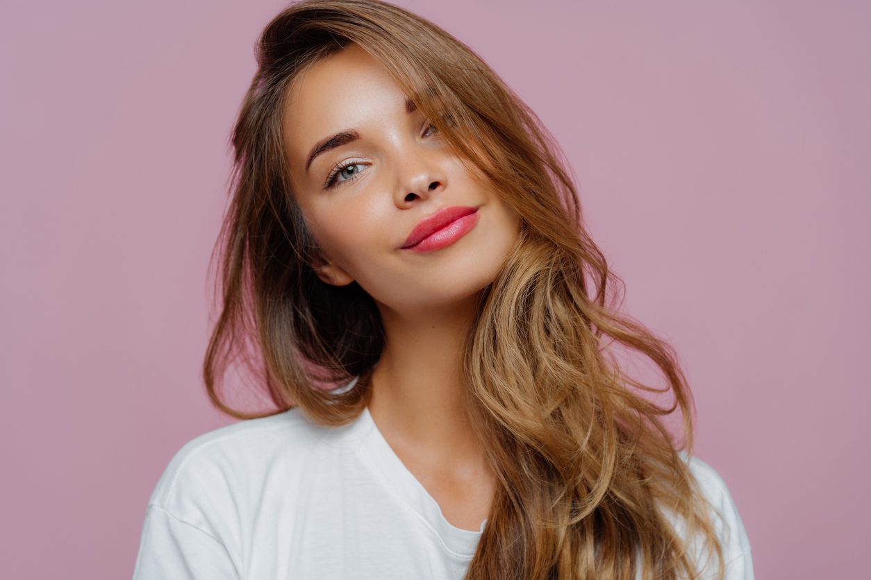 11 نصيحة لجعل مكياجك ثابتاً طوال اليوم.. وداعاً للماسكارا “السائحة” والكحل المنزلق!