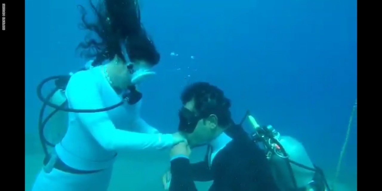مصري يفاجئ حبيبته الإسبانية بحفل خطوبة فريد من نوعه.. قدم لها خاتم الزواج في أعماق البحر (فيديو)