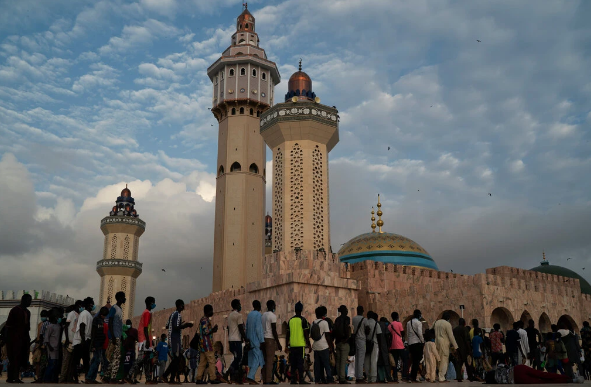 أكبر تجمع ديني بالعالم في زمن كورونا.. ملايين السنغاليين يتوجهون إلى “توبا” لإحياء ذكرى زعيمٍ روحي مسلم (فيديو)