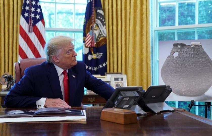 تصعيد جديد من تويتر ضد ترامب وحملته.. المنصة تُغلق حساب سكرتيرة البيت الأبيض، والسبب بايدن