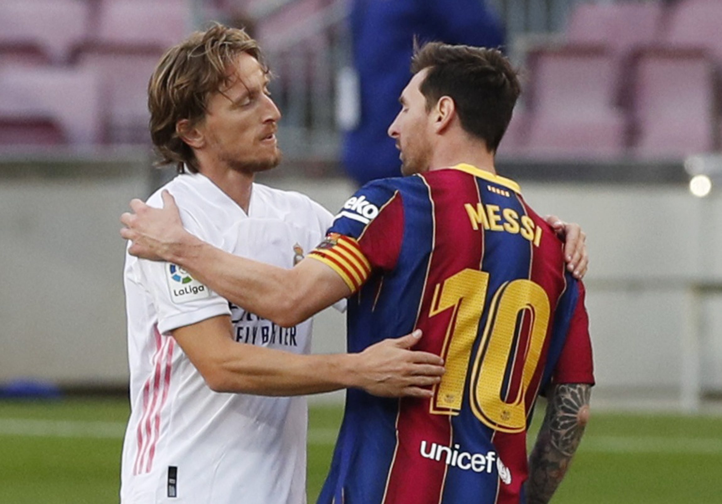 أداء ريال مدريد وبرشلونة في الدوري الإسباني غير مقنع هذا الموسم (رويترز)