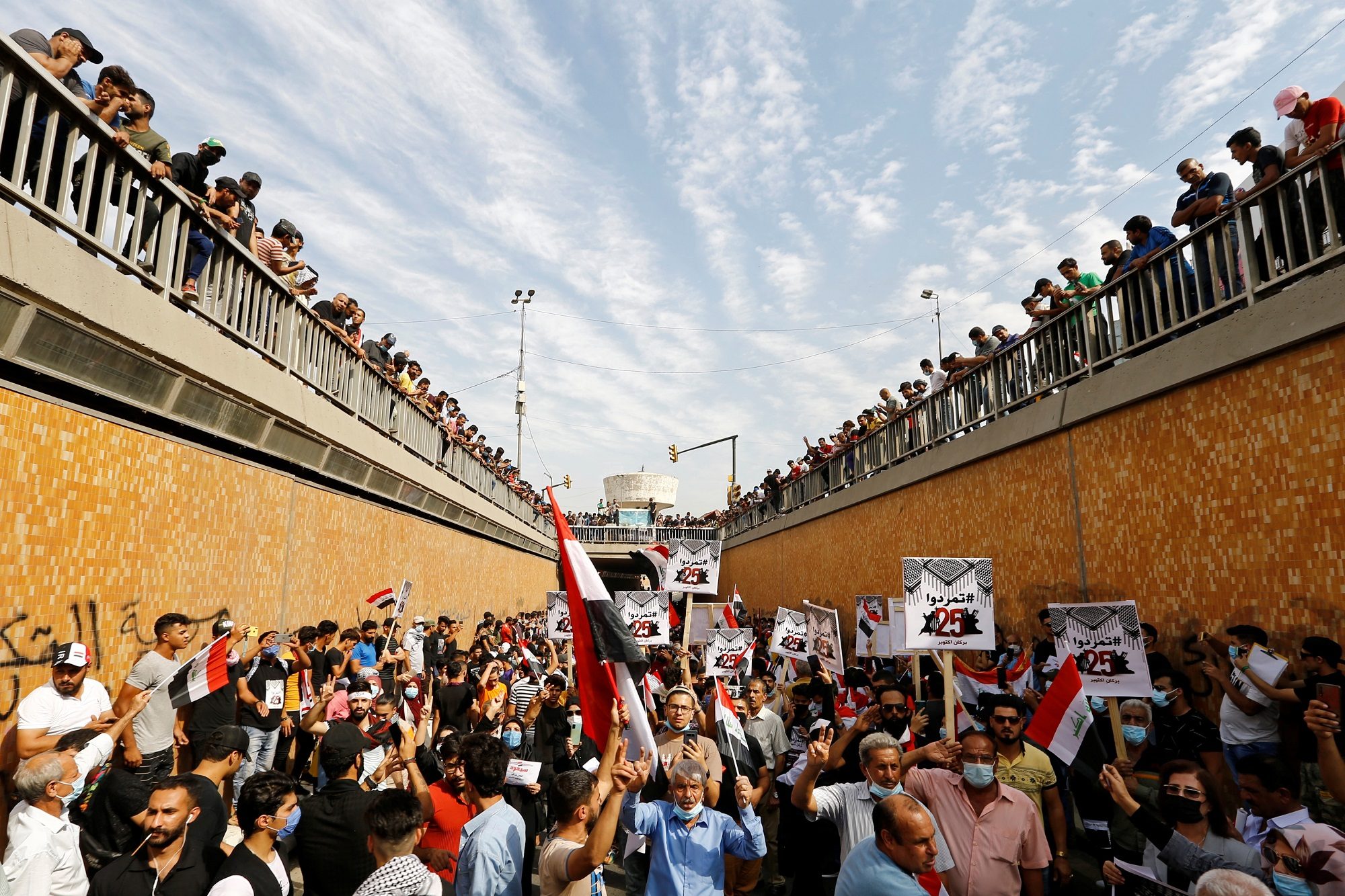 آلاف العراقيين يحتجون في بغداد إحياءً لذكرى “ثورة أكتوبر”
