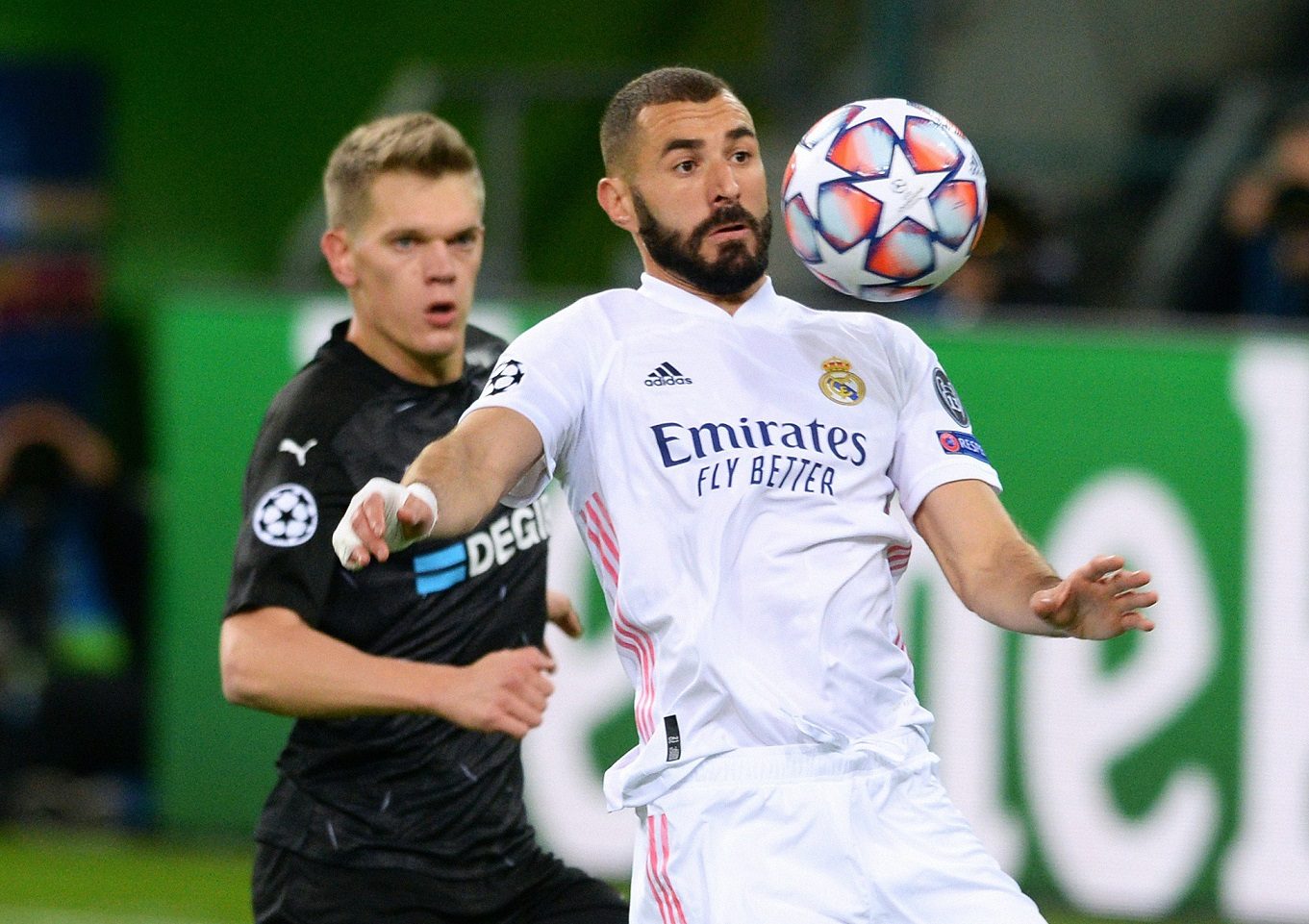 كريم بنزيمة خلال مباراة ريال مدريد وبروسيا مونشنغلادباخ (رويترز)