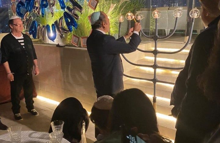 مغنٍّ إسرائيلي يُحيي عيداً يهودياً في دبي.. تلقّى دعوة من أحد أفراد الأسرة الحاكمة بالإمارات
