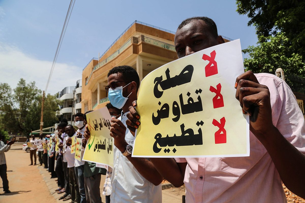 “لن يحسّن اقتصادنا ولن يُنهي أزماتنا”.. كيف ينظر الشارع السوداني للتطبيع مع إسرائيل؟