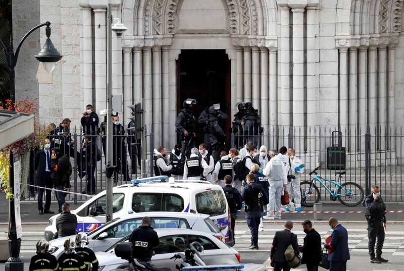فرنسا تشهد حادثة طعن جديدة.. مقتل 3 بينهم امرأة قُطع رأسها وإصابة آخرين