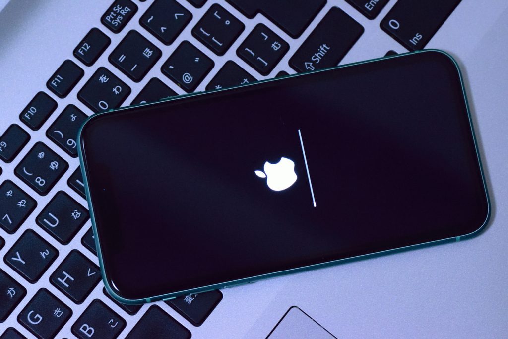 تنصيب آخر التحديثات المتاحة لنظام iOS على هاتف آيفون.  (Istock)