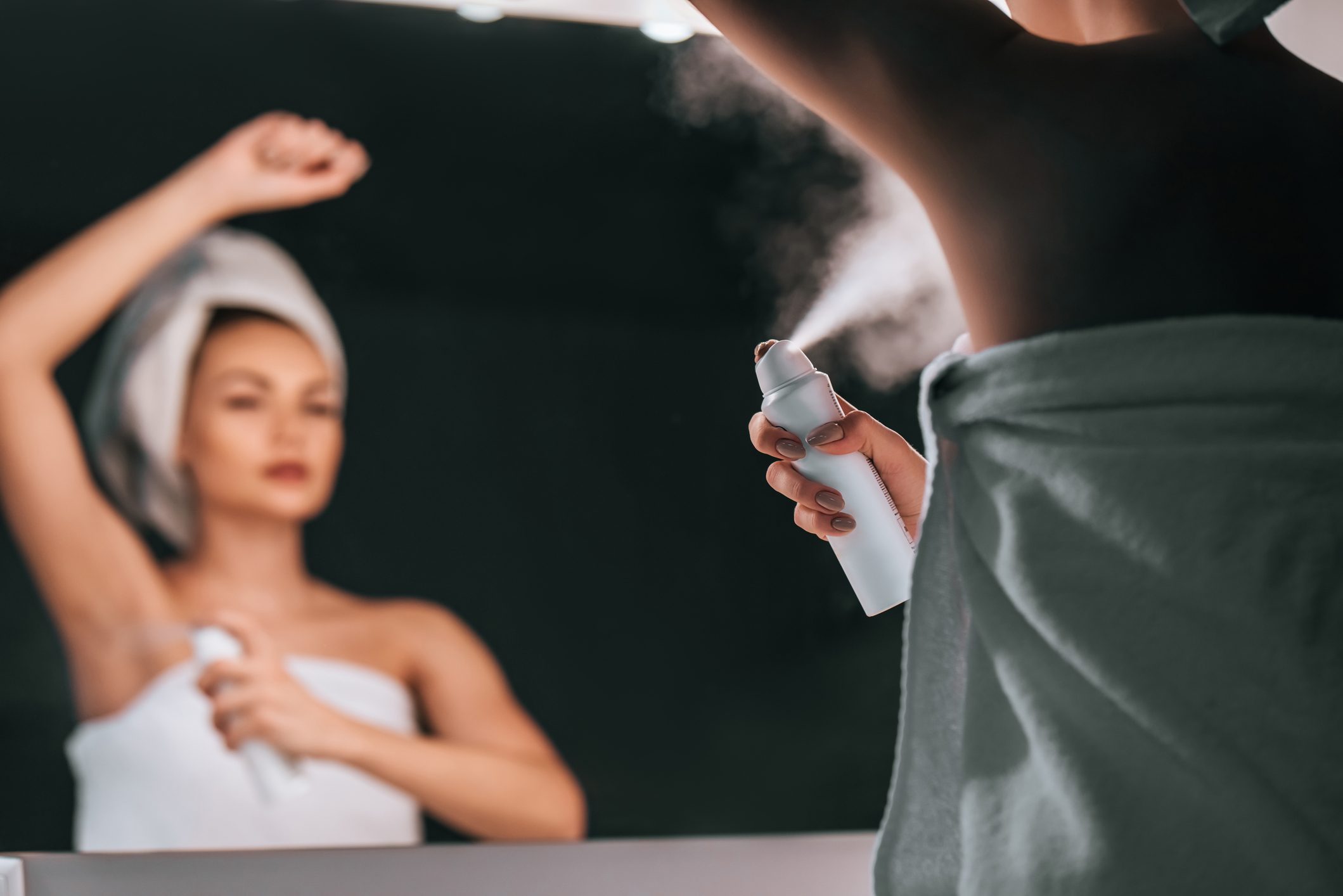 لماذا يجب أن تتوقفي عن استخدام مزيل العرق، وما الحلول البديلة؟