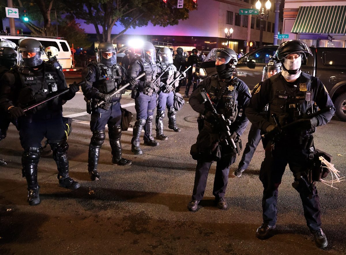 احتجوا بالأسلحة والآلات الحادة والمفرقعات.. اعتقال العشرات في احتجاجات غاضبة بولايات أمريكية (صور)