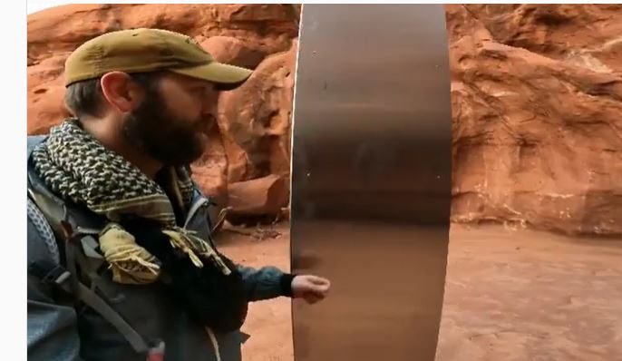 نصحوا بعدم الذهاب إلى هناك.. مستكشفون يعثرون على هيكل معدني غامض في صحراء الغرب الأمريكي