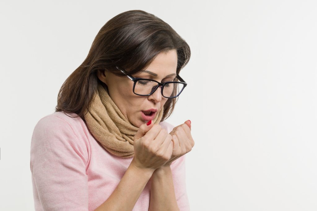 النساء تشعر بالبرد أكثر من الرجال في أماكن العمل