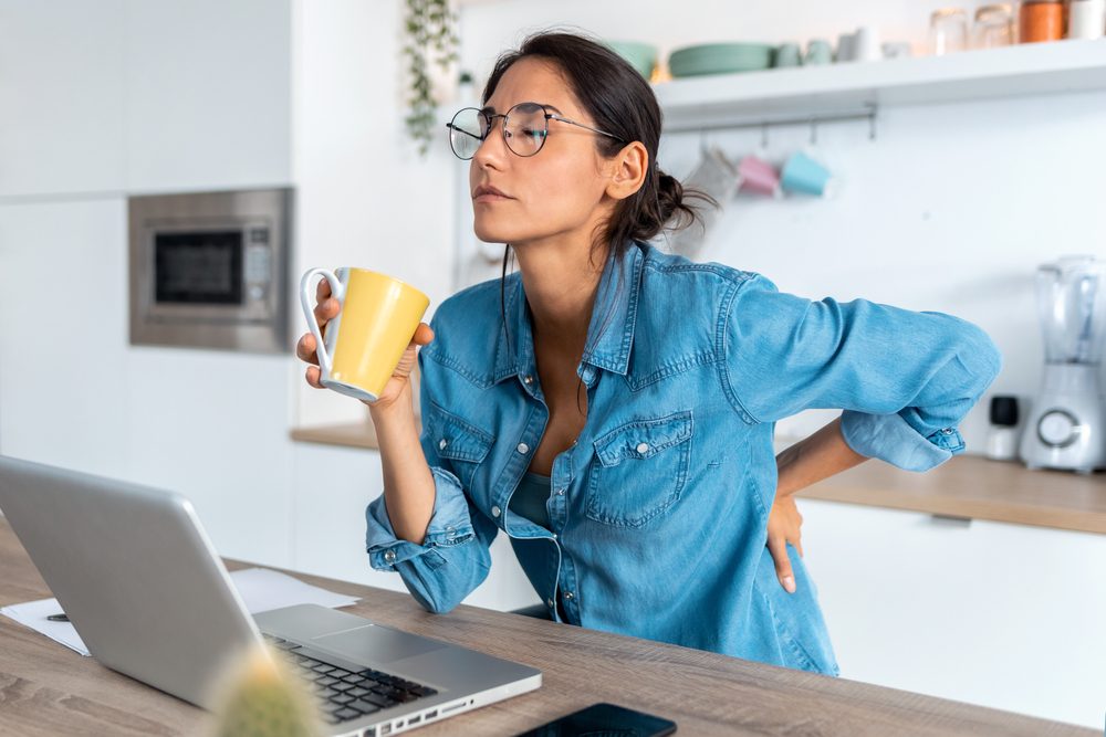 Shutterstock/ كيفية تجنب آلام الظهر أثناء العمل من المنزل