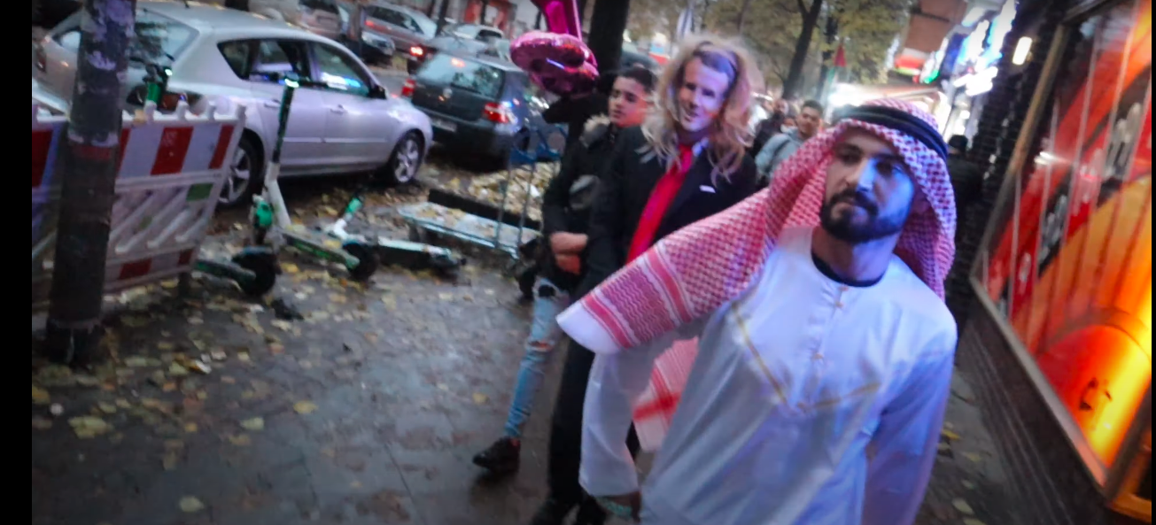 سوري يجر شاباً يلبس قناع ماكرون في شوارع برلين ويجلده.. فيديو استدعى تحقيق الشرطة الألمانية