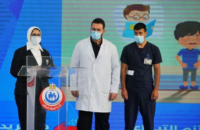 بعد امتناع نصف أطباء مستشفى عزل بالإسماعيلية عن التطعيم.. لماذا تبدو مصر معرَّضة لموجة رفض للقاحات كورونا؟