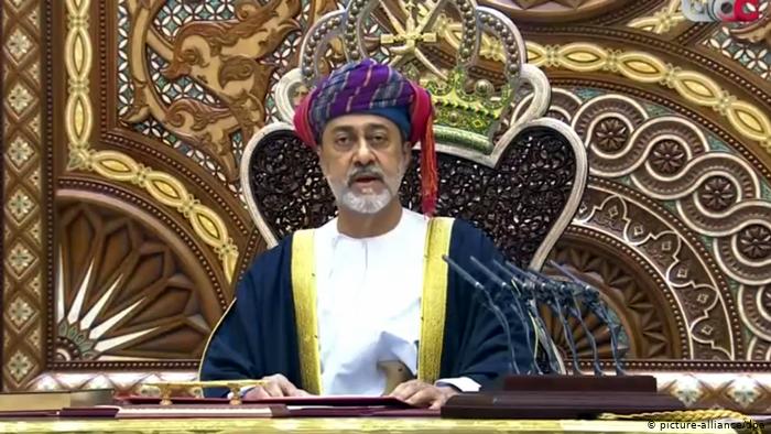 سلطان عُمان يصدر مرسوم "النظام الأساسي للدولة"
