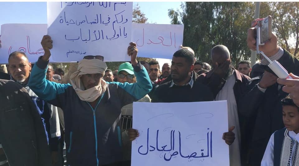 متظاهرون يقتحمون مقراً عسكرياً لميليشيا حفتر.. طالبوا بالقصاص للقتلى وطرد المرتزقة