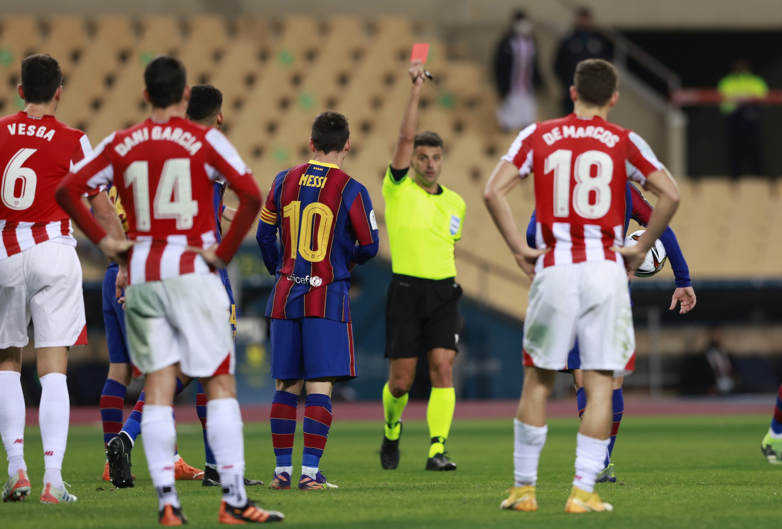 طرد ميسي في مباراة برشلونة وأتلتيك بلباو (رويترز)