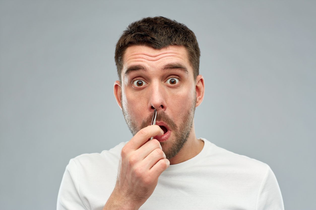 iStock/ نتف شعر الأنف ومخاطره