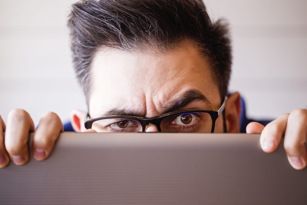 كيف تعرف من يتتبَّعك على شبكة الإنترنت وتوقفه؟
