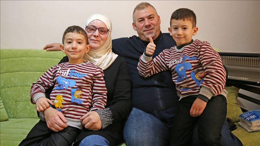 أُم سورية تتمكن من رؤية طفليها بعد 20 عملية جراحية.. فقدت نظرها قبل عامين في هجوم بالبراميل المتفجرة