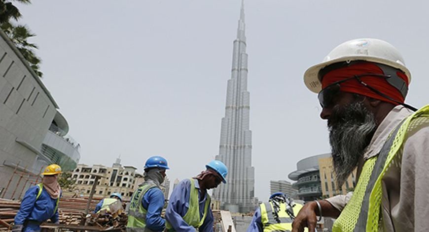 “نهاية التغريبة النفطية”.. هل تستطيع دول الخليج مواصلة نموها الاقتصادي بعد النزوح الكبير للوافدين بسبب الجائحة؟