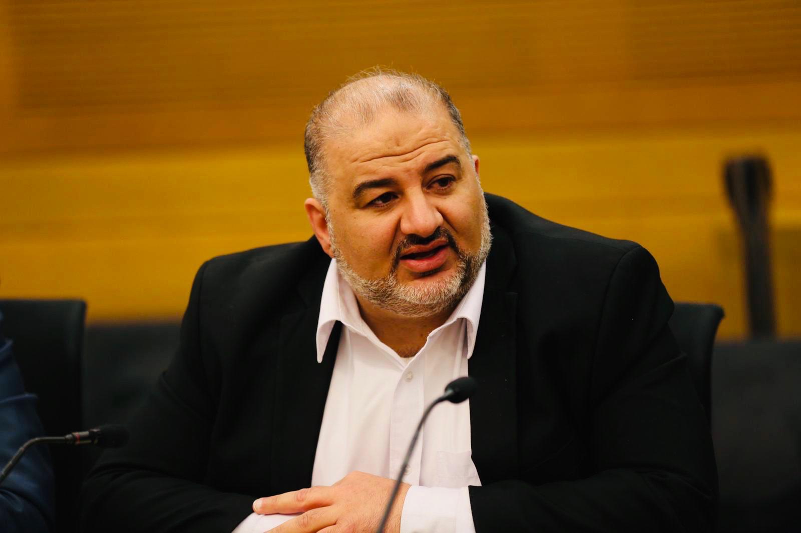 سياسي إسلامي يتطلع إلى دور “صانع الملوك” في إسرائيل.. من هو منصور عباس؟