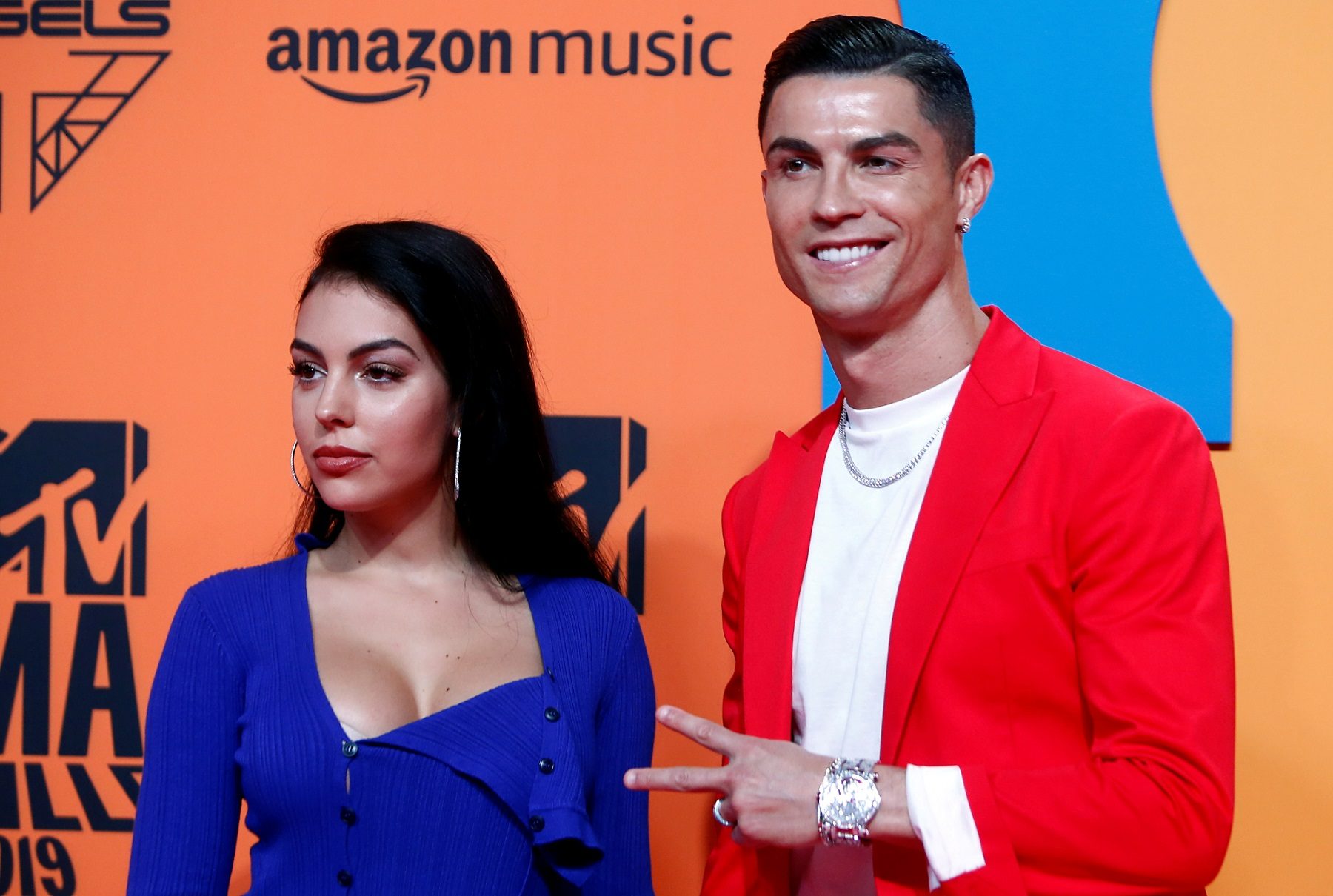 رونالدو برفقة جورجينا رودريغيز (رويترز)