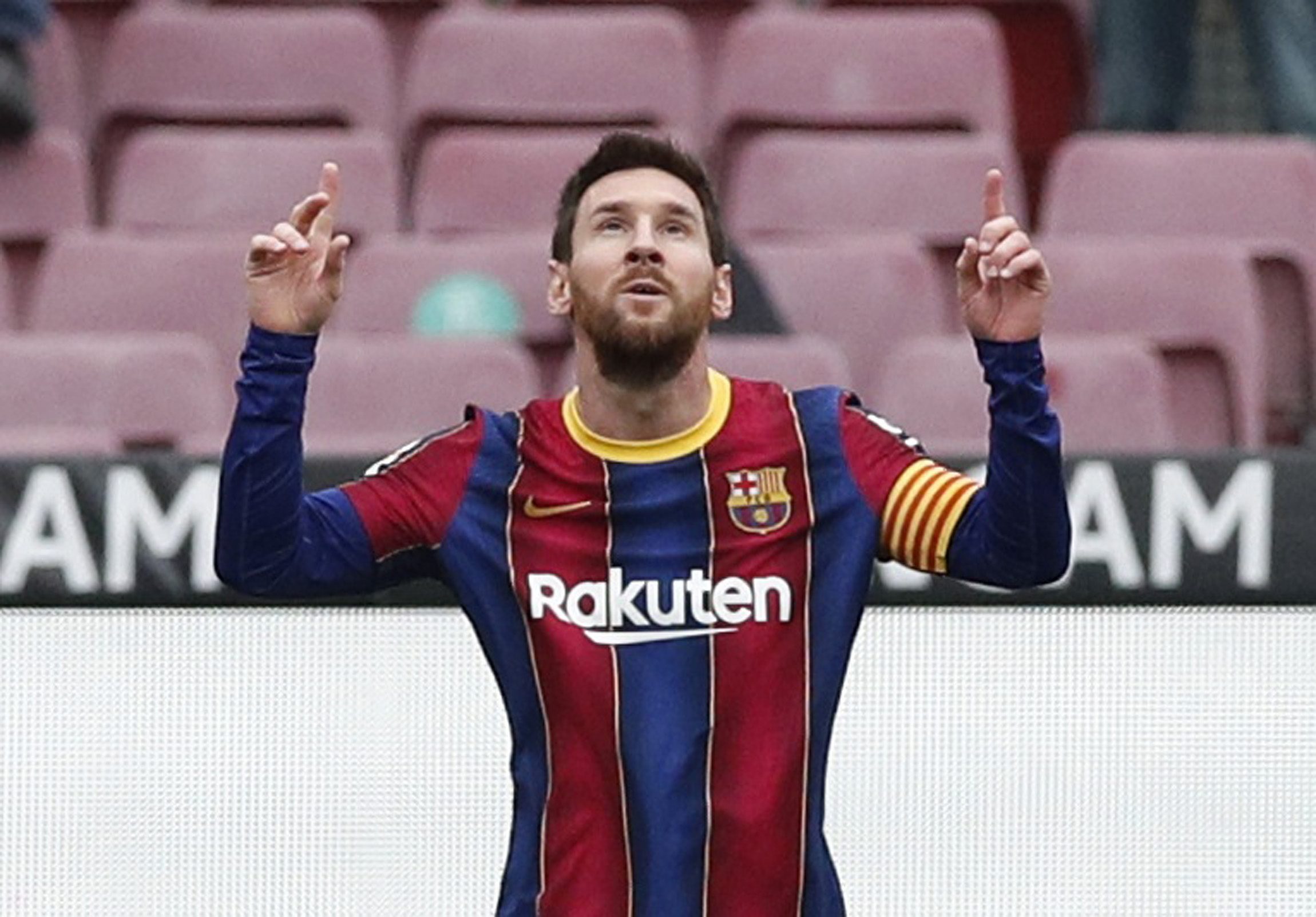 ميسي يقترب من تجديد عقده مع برشلونة (رويترز)