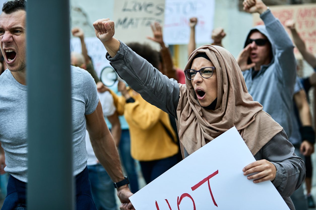 علمانيون في مواجهة إسلاميين وبالعكس..هل هناك حل للجدل والاستقطاب؟