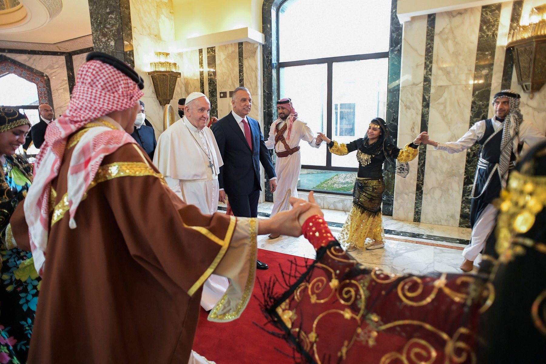 في زيارة غير مسبوقة للعراق.. رقص وأغانٍ تراثية وطبول باستقبال بابا الفاتيكان (فيديو)