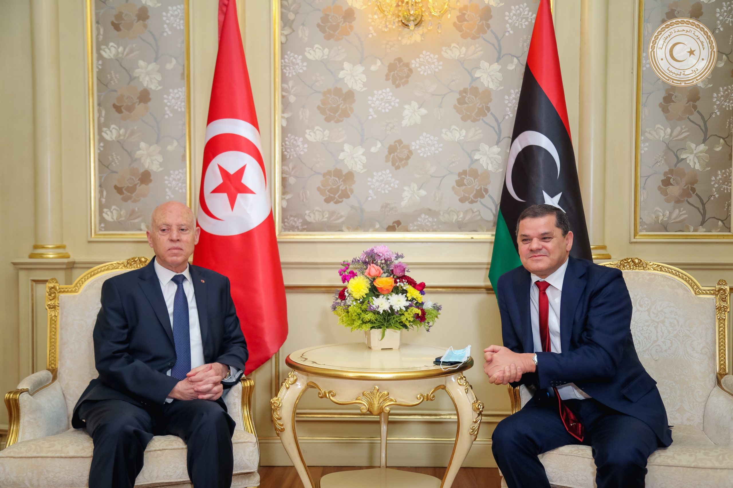 قيس سعيد يبحث عن فرص إنقاذ بلاده من ضائقتها المالية في ليبيا.. فهل يجنبها السيناريو اللبناني؟