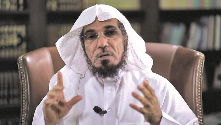 قيَّدوه بالسلاسل أثناء جلسة سرية.. نجل سلمان العودة يكشف عن ظهور جديد لوالده في إحدى محاكم الرياض