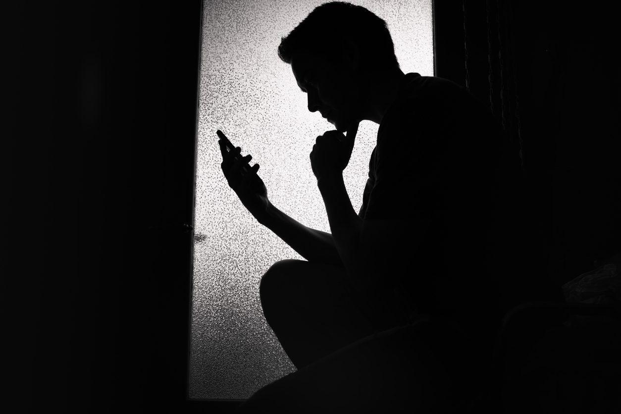 الأزهر يطلق فتوى بتحريمها والبرلمان يتدخل.. ما هي لعبة “الوشاح الأزرق” التي تسببت بموت شاب مصري؟
