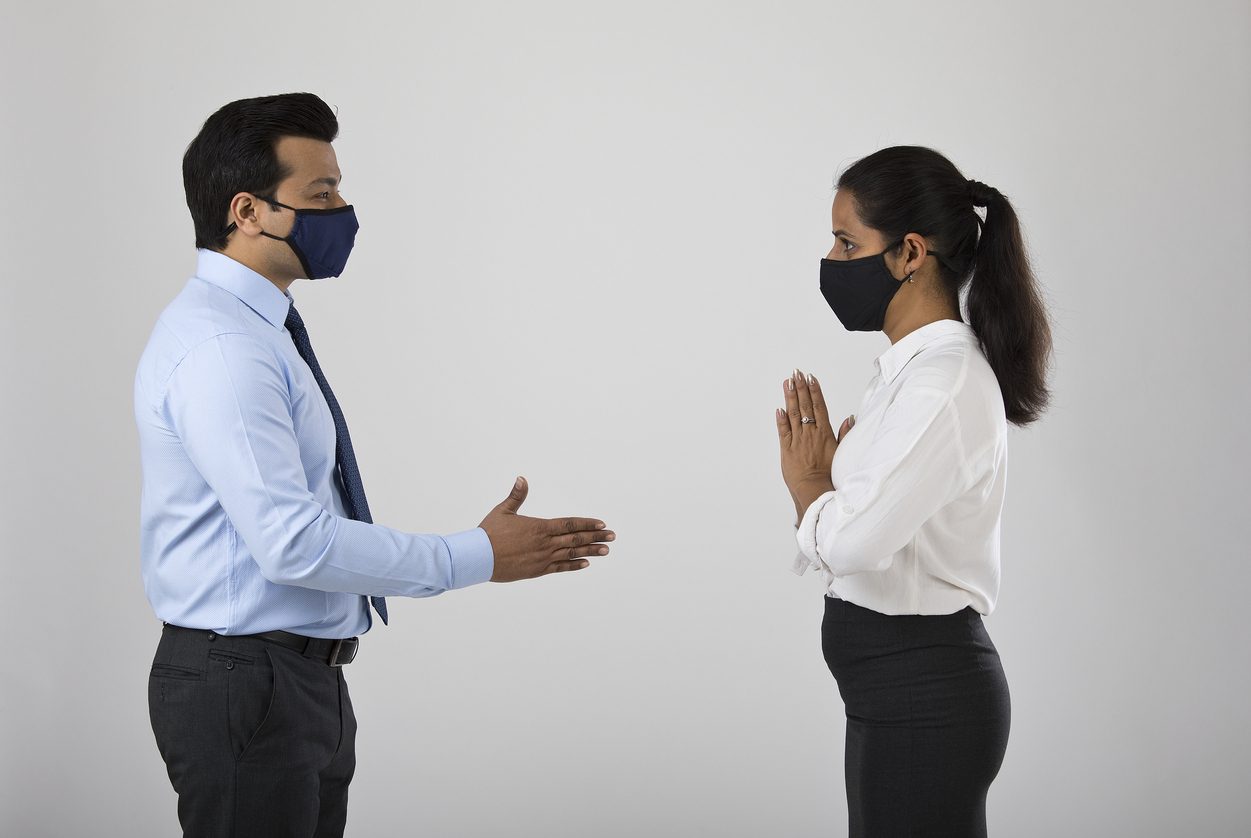 “قل لي كيف تصافح، أقُل لك من أنت”.. كيف يتكلم جسدك ويفضح مشاعرك؟