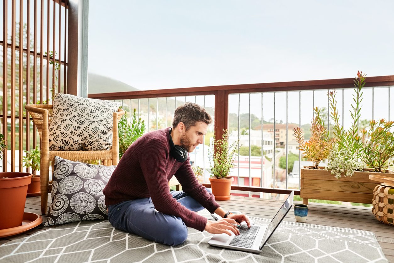 iStock/ العمل من المنزل عبر الإنترنت