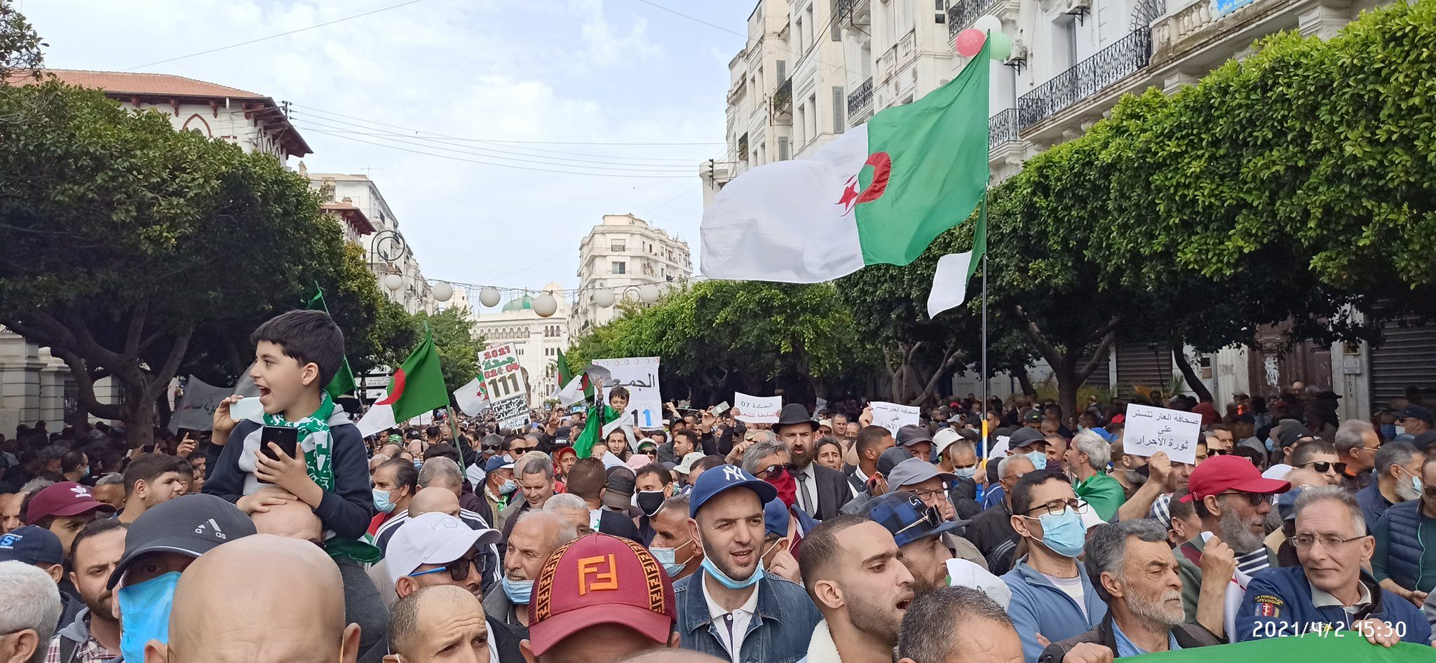 في الذكرى الثانية لرحيل بوتفليقة.. آلاف الجزائريين يتظاهرون للجمعة الـ111 وينددون بـ”مسرحية الانتخابات”