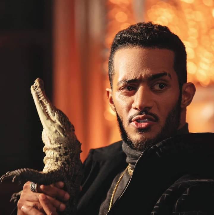 محمد رمضان يدخِّن الأرجيلة في لقاء تلفزيوني