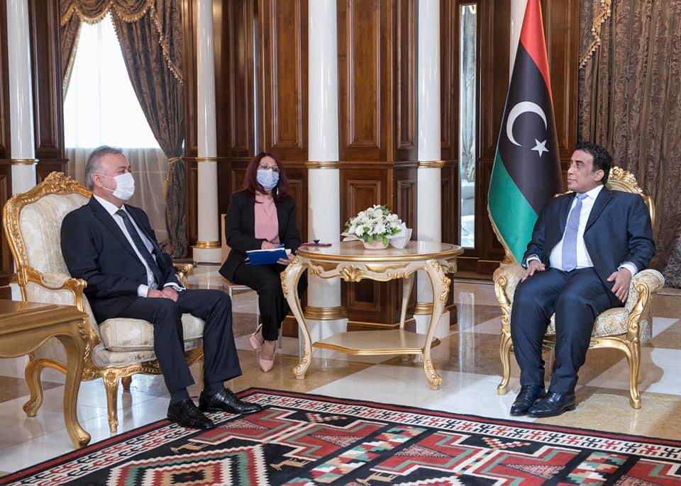 رئيس المجلس الرئاسي محمد المنفي خلال تسلم أوراق اعتماد السفير التركي الجديد كنان يلماز