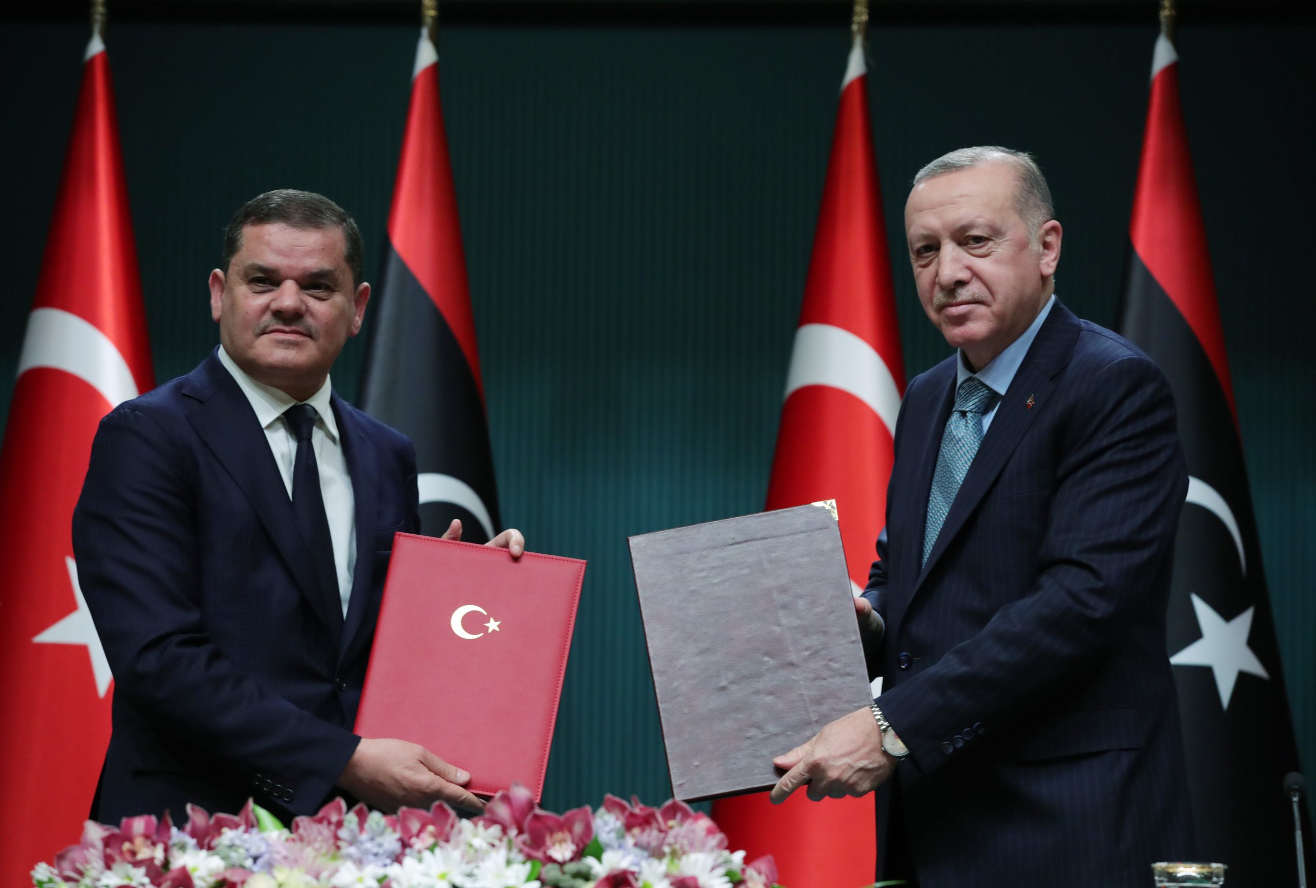 الرئيس التركي رجب طيب أردوغان ورئيس حكومة الوحدة الوطنية الليبية عبد الحميد الدبيبة خلال مراسم توقيع الاتفاقيات الجديدة