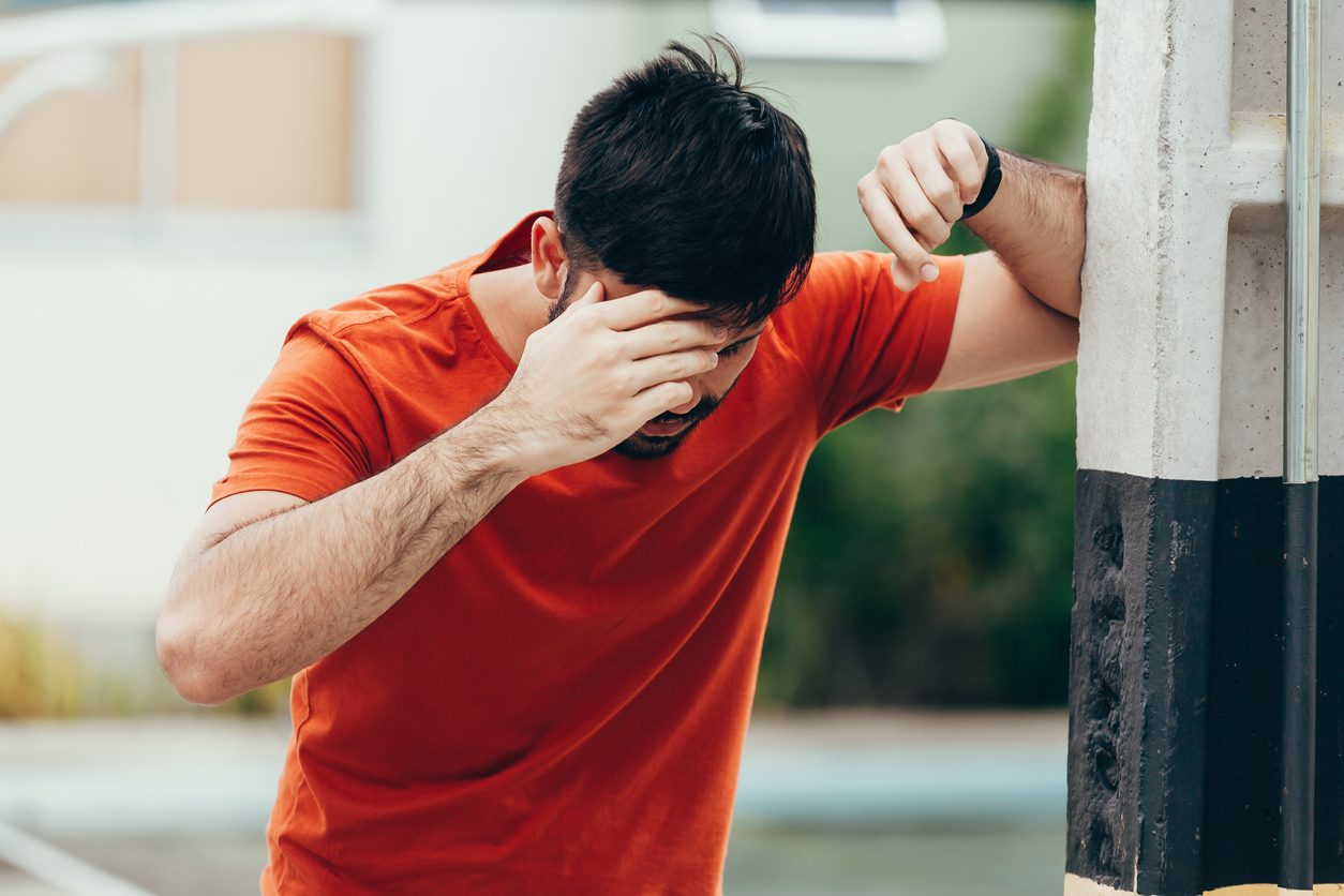 تشعر بالضغط وألم الرأس عند الانحناء أو السجود؟ أسباب تلك الأعراض وكيف يمكن التقليل من أثرها
