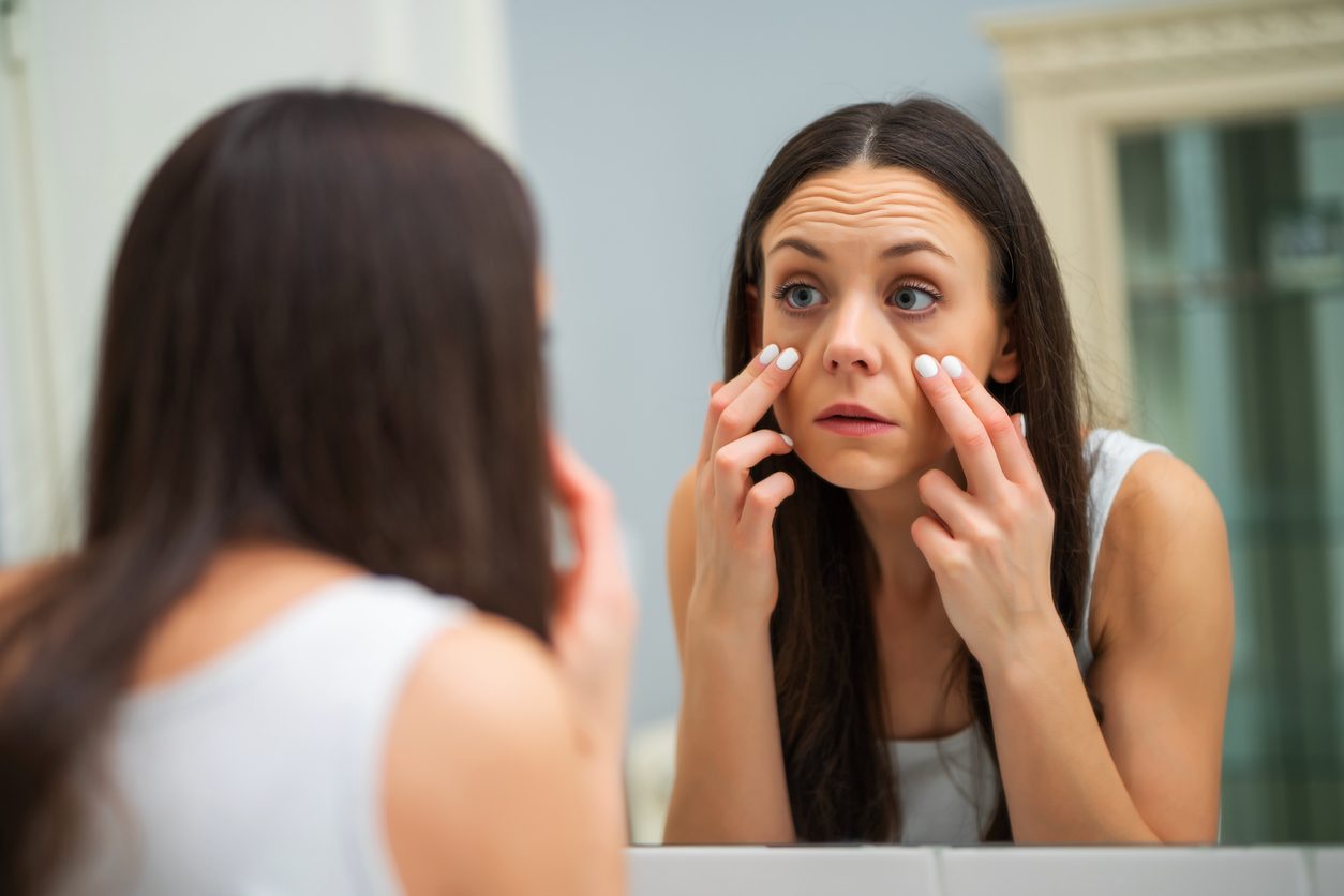 لا تحظين بساعات نوم كافية؟ إليكِ 5 حيل تجميل لتخفيف علامات التعب والإرهاق على الوجه في دقائق