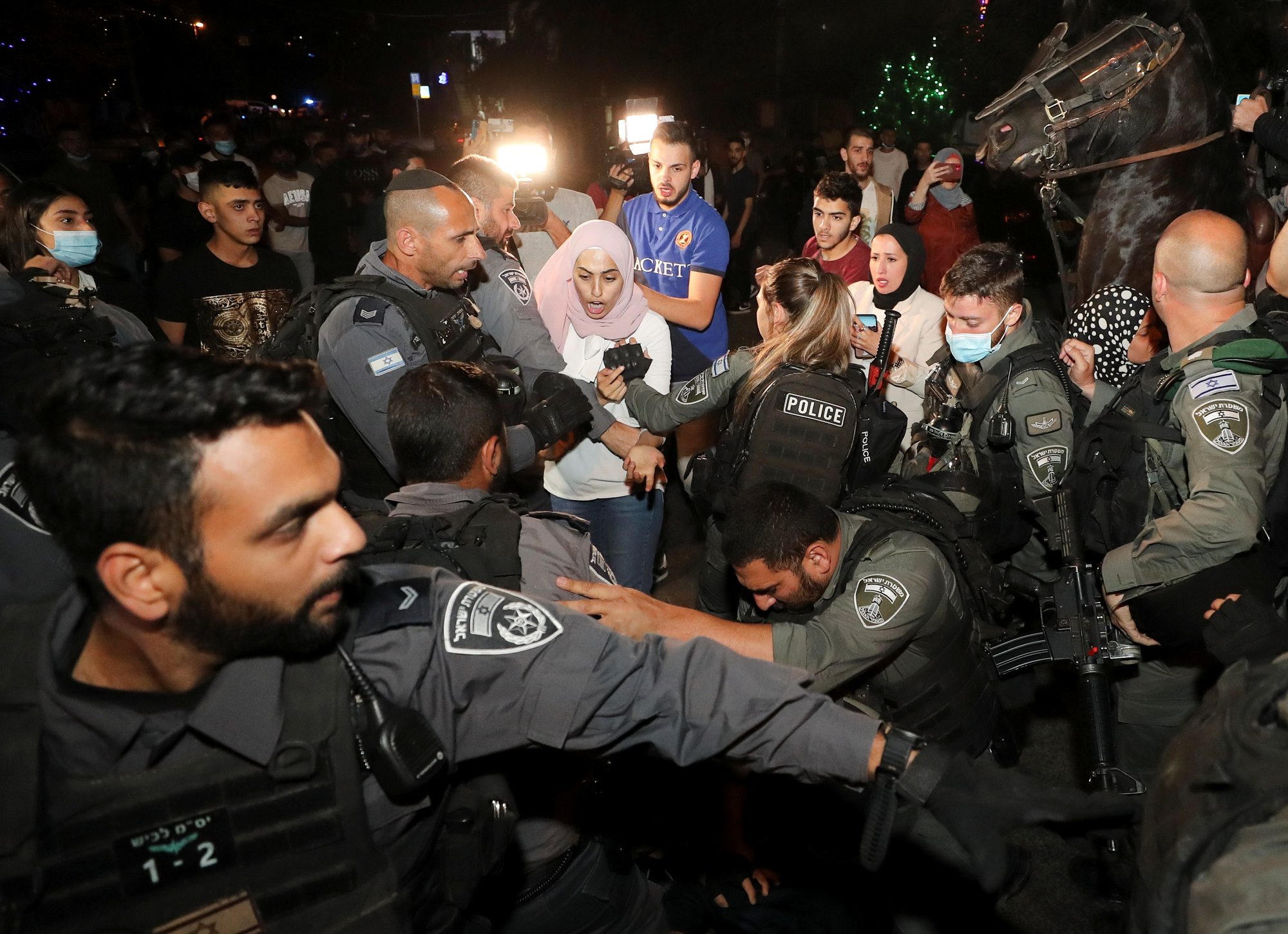 التصعيد بالضفة والقدس مستمر.. القوات  الإسرائيلية تقتل فلسطينياً وتواصل قمع المعتصمين بالشيخ جراح