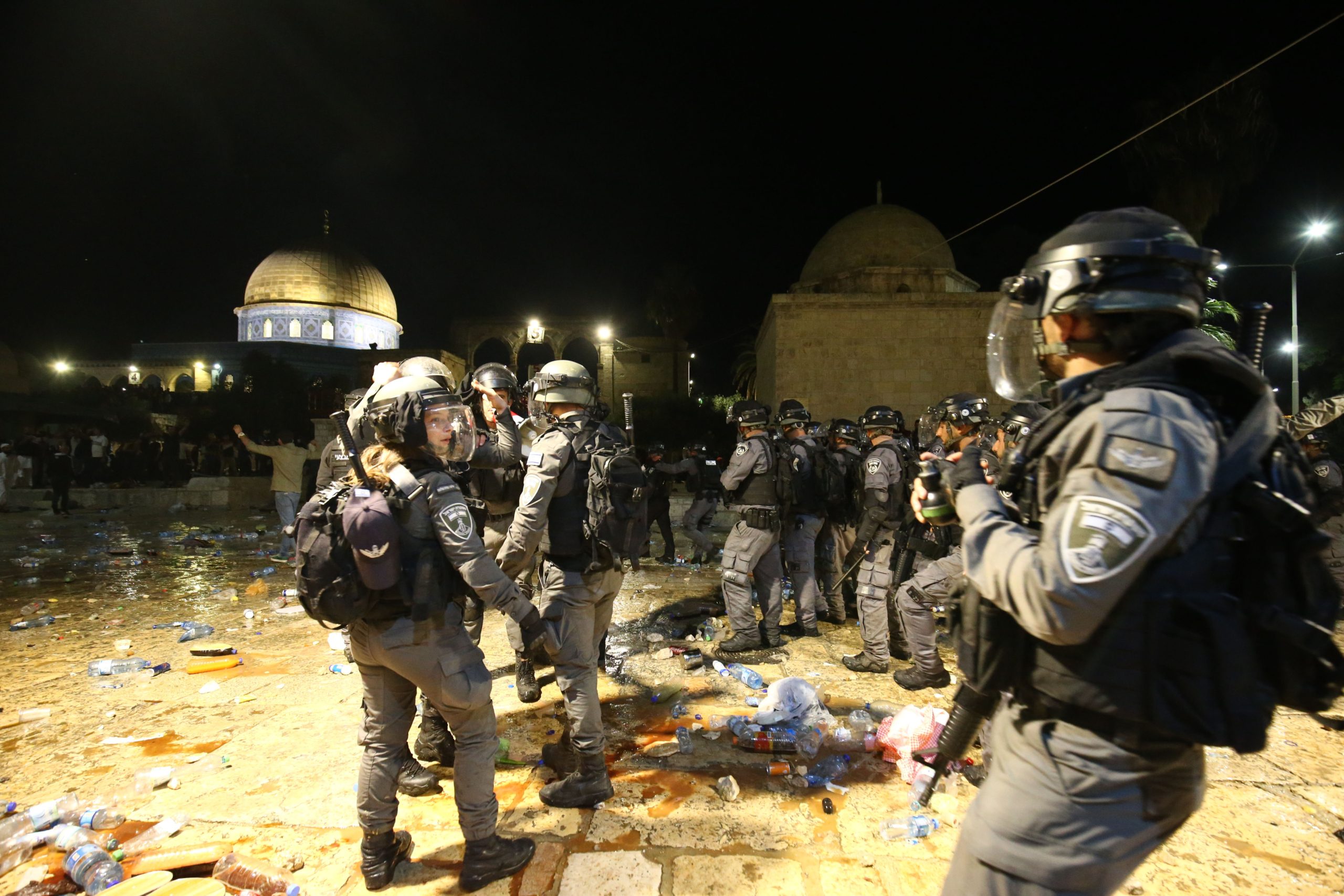 90 ألف فلسطيني يحيون ليلة القدر بـ”الأقصى”.. تحدوا القوات الإسرائيلية التي انتشرت في القدس
