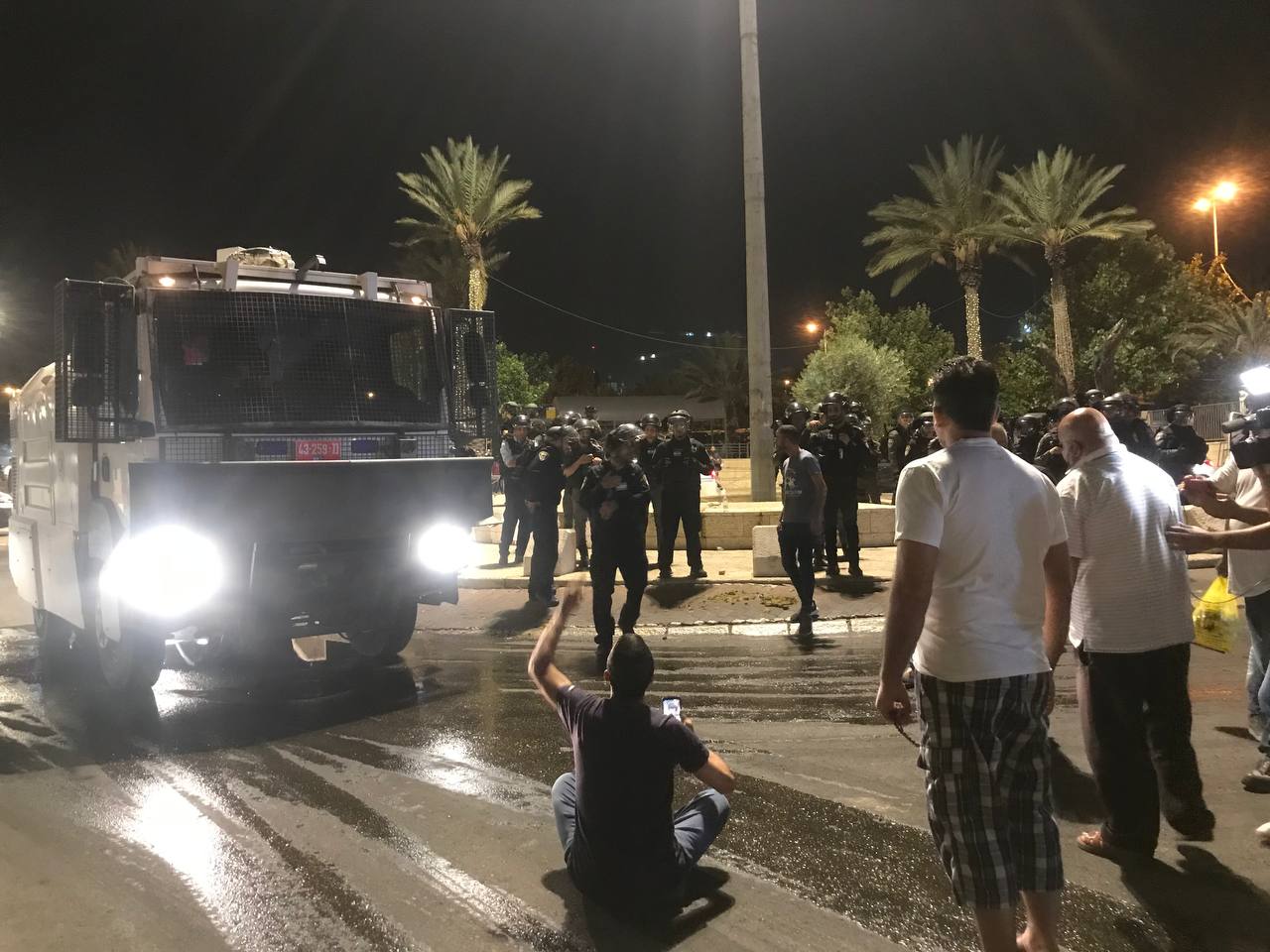 أصيب عشرات الفلسطينيين بجروح وحالات اختناق إثر مواجهات مع القوات الإسرائيلية مساء الأحد