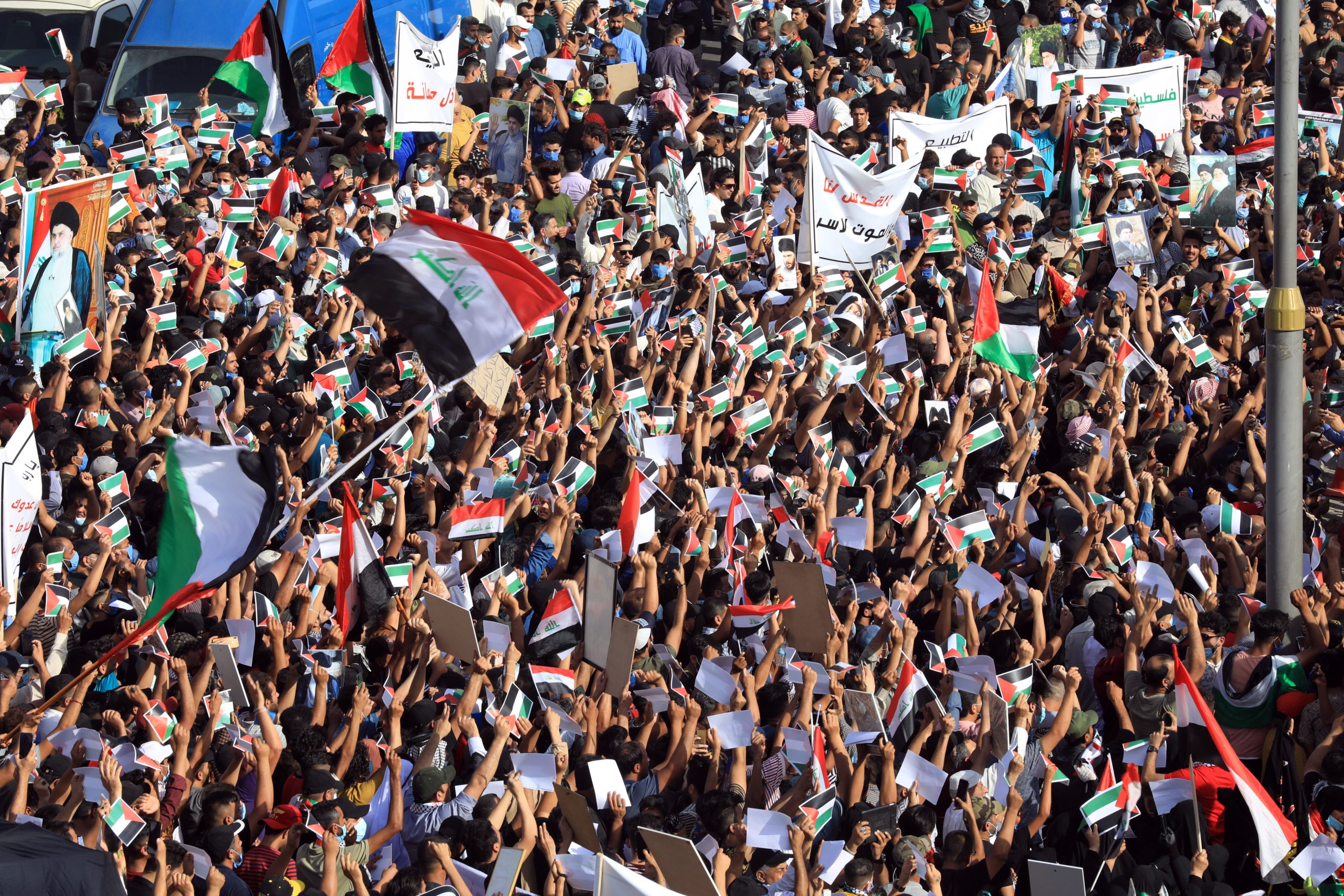 الآلاف يتظاهرون بالعراق دعماً للفلسطينيين.. 20 ألفاً خرجوا في بغداد ومدن أخرى وحرقوا أعلام إسرائيل